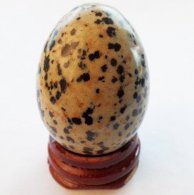 ביצה מאבן ג'ספר דולומייט ומעמד עץ מסוגנן