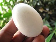 ביצה מאבן ג'ספר לבן משקל: 90 גרם ומעמד עץ מסוגנן