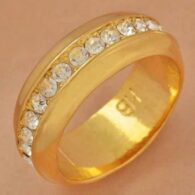 טבעת נישואין גולדפילד משובצת קריסטלים