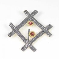 תליון עבודת יד בשיבוץ אבני גרנט כסף ציפוי זהב ורודיום שחור