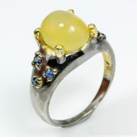 טבעת בשיבוץ אופל צהוב וספיר כחול עבודת יד כסף ציפוי זהב ורודיום שחור מידה: 8.75