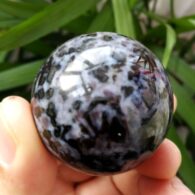 כדור טורמלין קוורץ צבעוני ושחור משקל: 123.4 גרם קוטר: 42 מ"מ