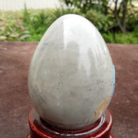 ביצה מאבן ג'ייד אוושן במעמד עץ מסוגנן 260 גרם מידה: 55*70 מ"מ