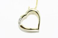 תליון זהב צהוב עיצוב לב בשיבוץ 3 יהלומים לבנים 06. קרט ניקיון יהלומים: SI3