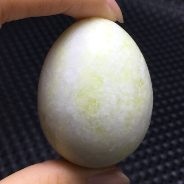ביצה ג'ייד לבן ולימוני ומעמד עץ מסוגנן משקל: 87 גרם מידה: 35*46 מ"מ