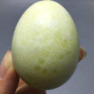 ביצה מאבן ג'ייד לימוני ומעמד עץ מסוגנן משקל: 84 גרם