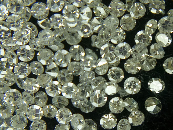 50 יהלומים לשיבוץ ליטוש עגול קוטר: 0.70 מ"מ ניקיון: i צבע: f
