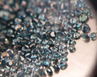 50 יהלומים כחולים לשיבוץ ליטוש עגול קוטר: 0.70 מ"מ ניקיון: i1-i3