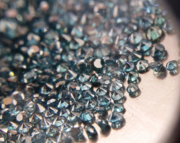 50 יהלומים כחולים לשיבוץ ליטוש עגול קוטר: 0.70 מ"מ ניקיון: i1-i3