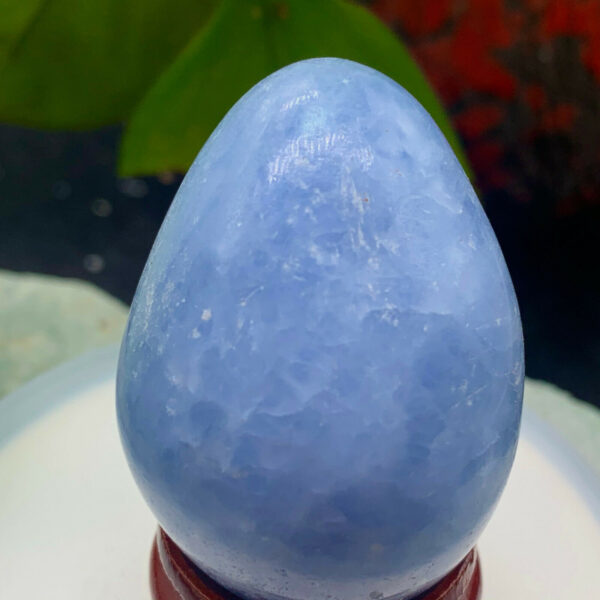 ביצה קלציט כחול + מעמד עץ מסוגנן משקל: 62 גרם