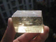 קלציט זהב מידה: 4.5*4.5*5 ס"מ במשקל: 274 גרם