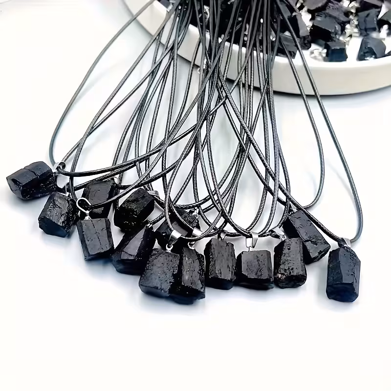 תליון טורמלין שחור גלם וחישור גומי